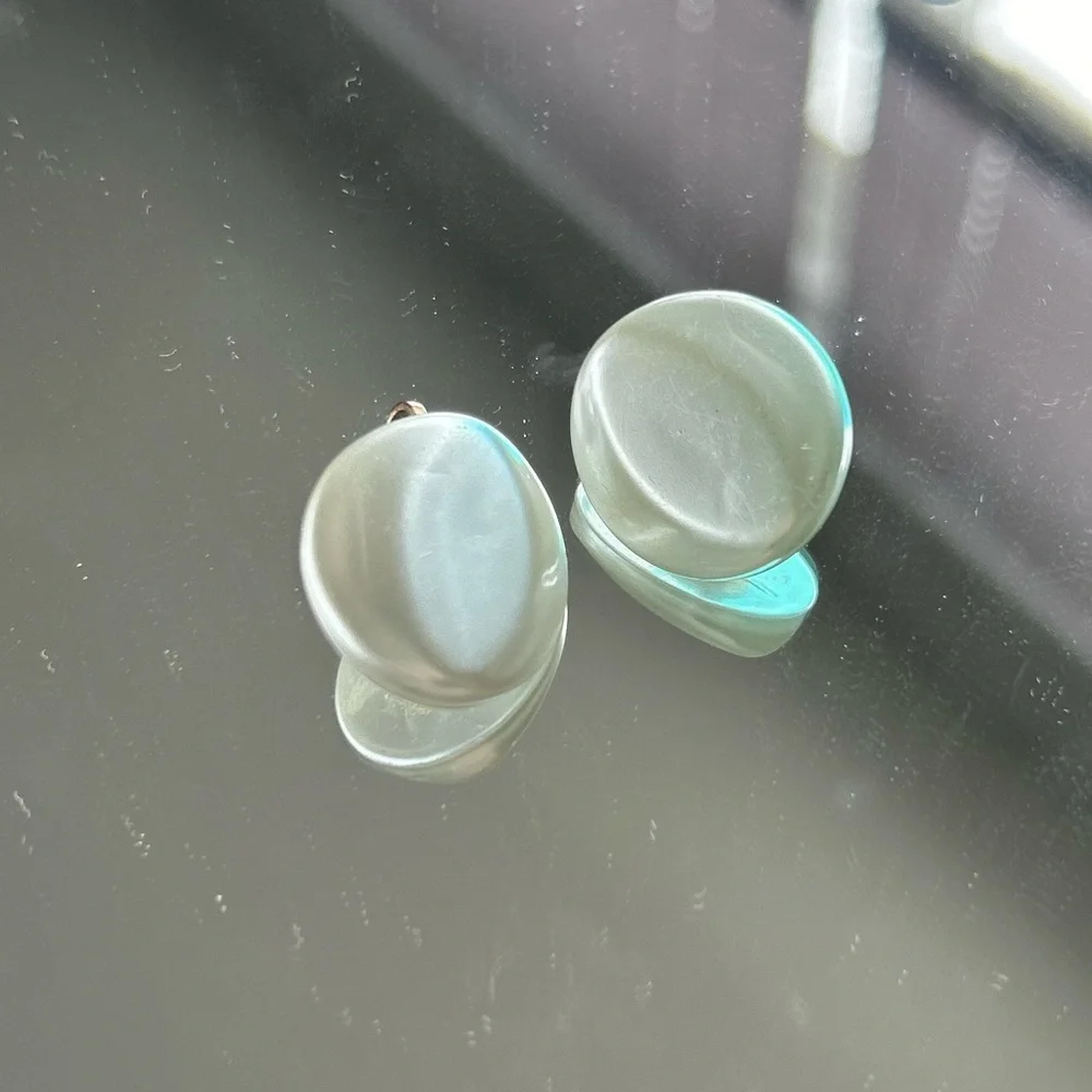 Antique Pearly White Clip-on Earrings - Picture 2 of 10